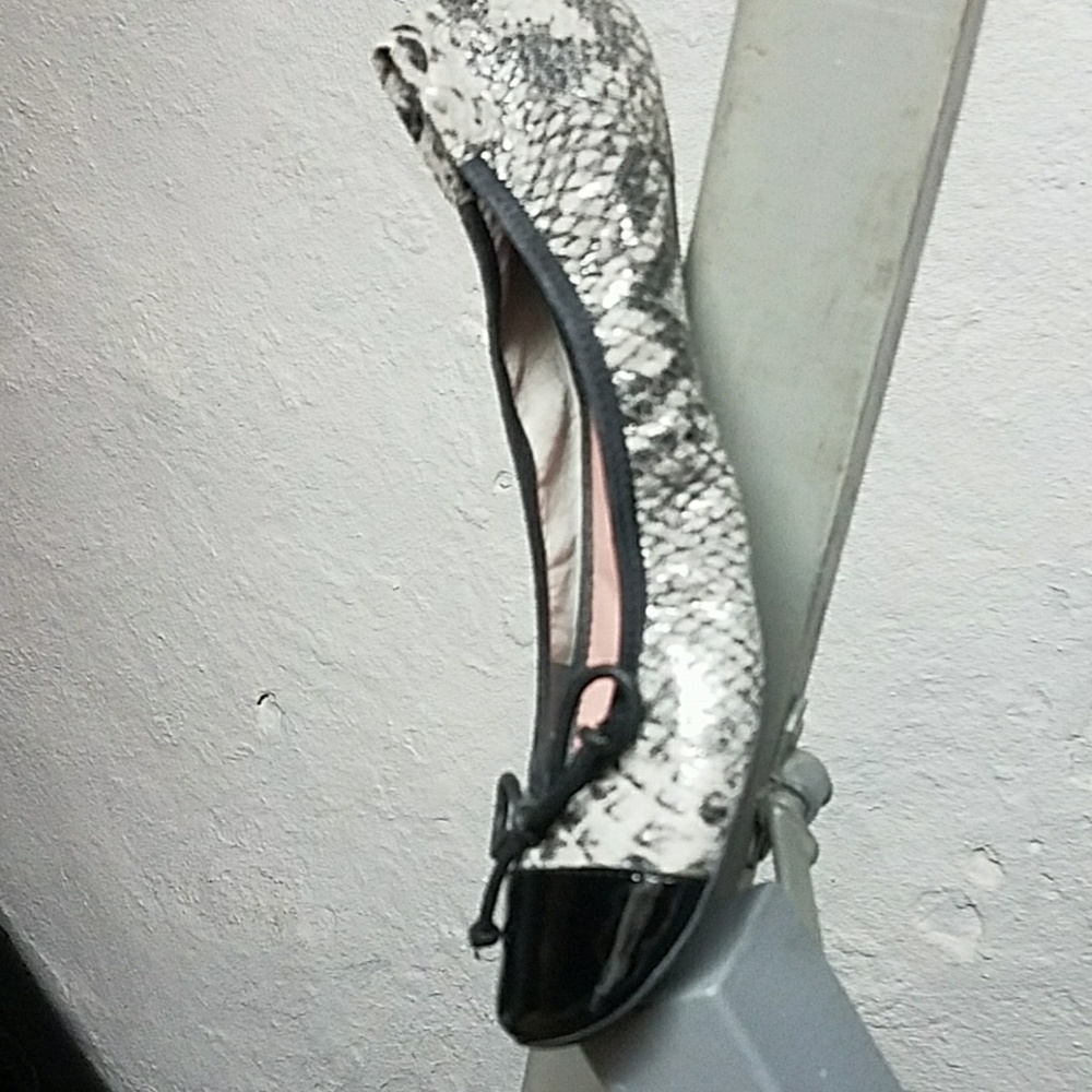 JefferyCampbell flats w/snake skin pattern blk/gra
